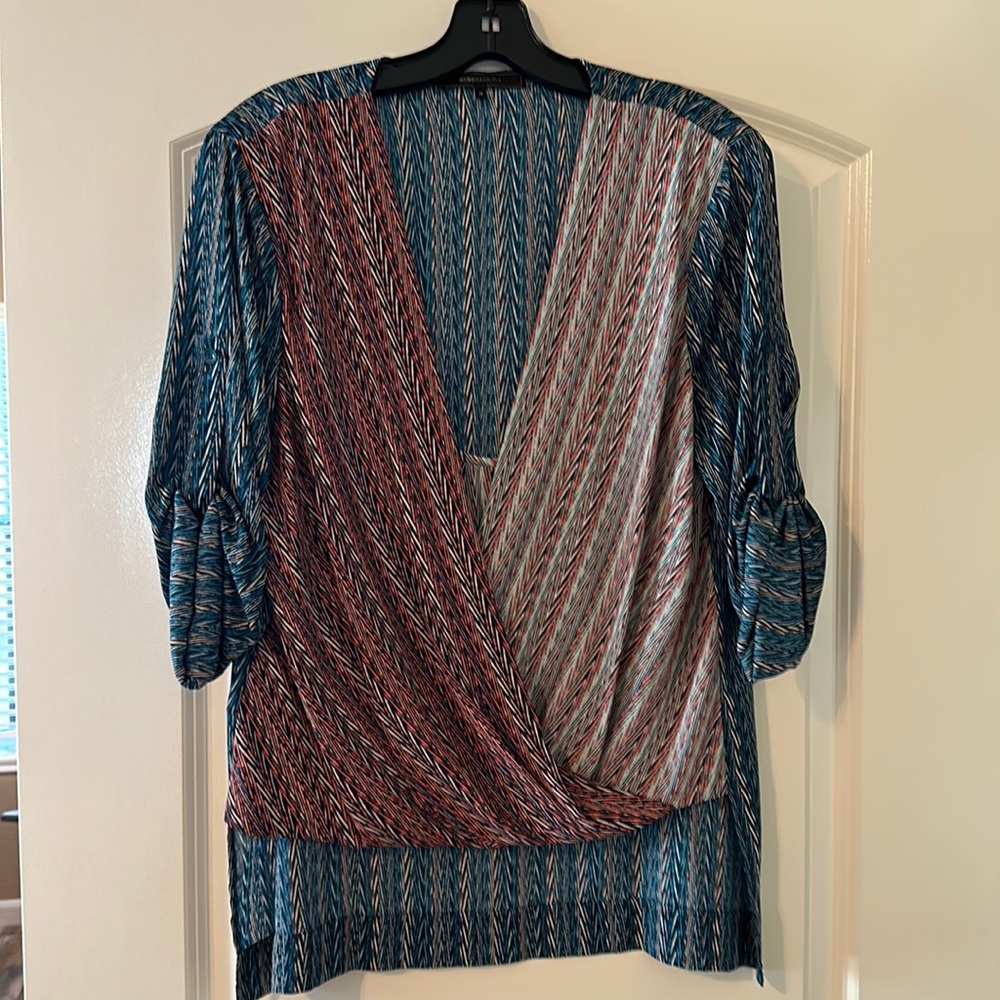 BCBGMAXAZRIA blouse , long sleeve or short (adjustable). Size M.